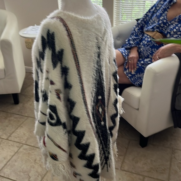 Fransescas Poncho - Picture 4 of 5